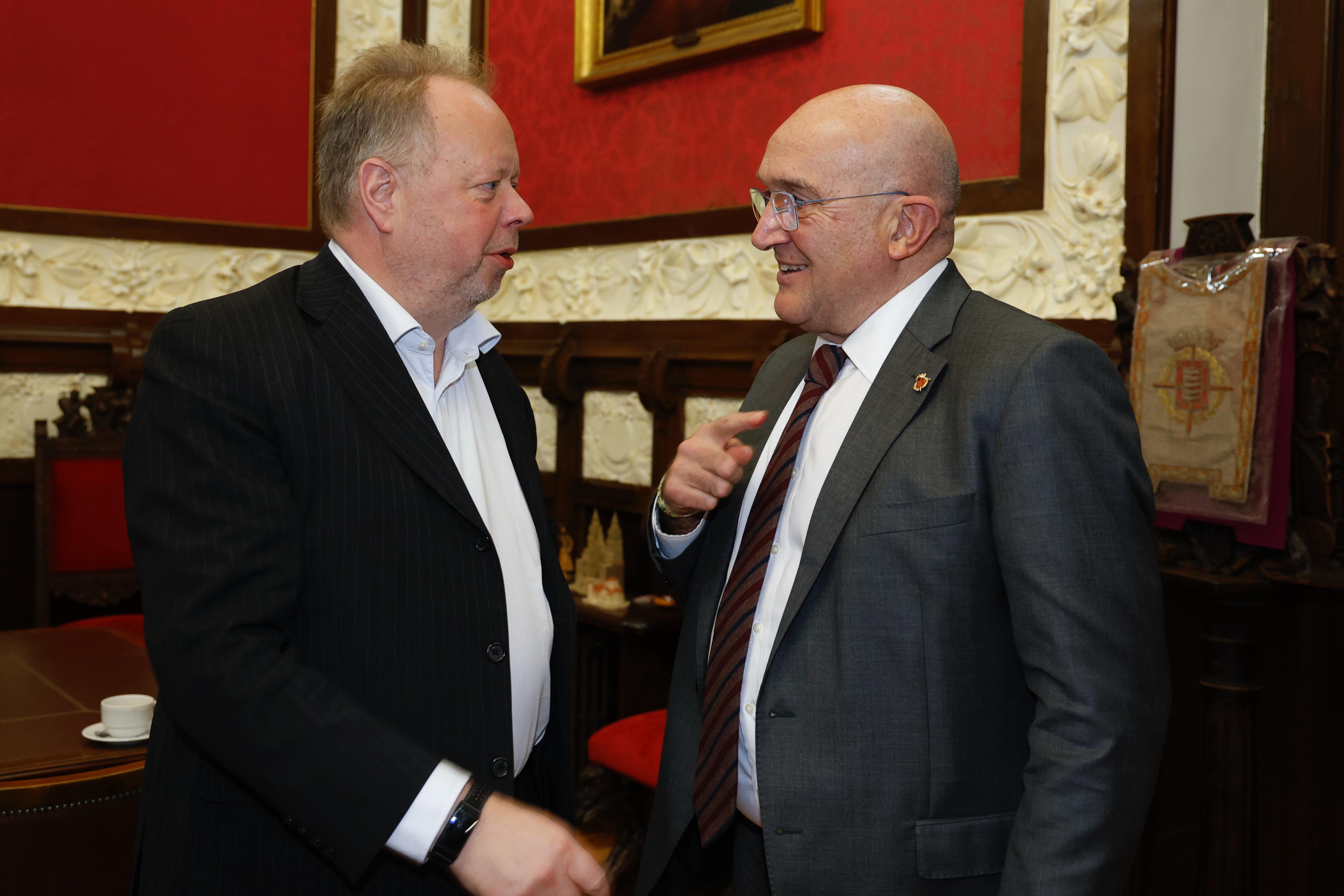 Imagen de archivo. El alcalde de Valladolid, Jesús Julio Carnero, con el presidente de Inobat, Andy Palmer.- AYUNTAMIENTO DE VALLADOLID