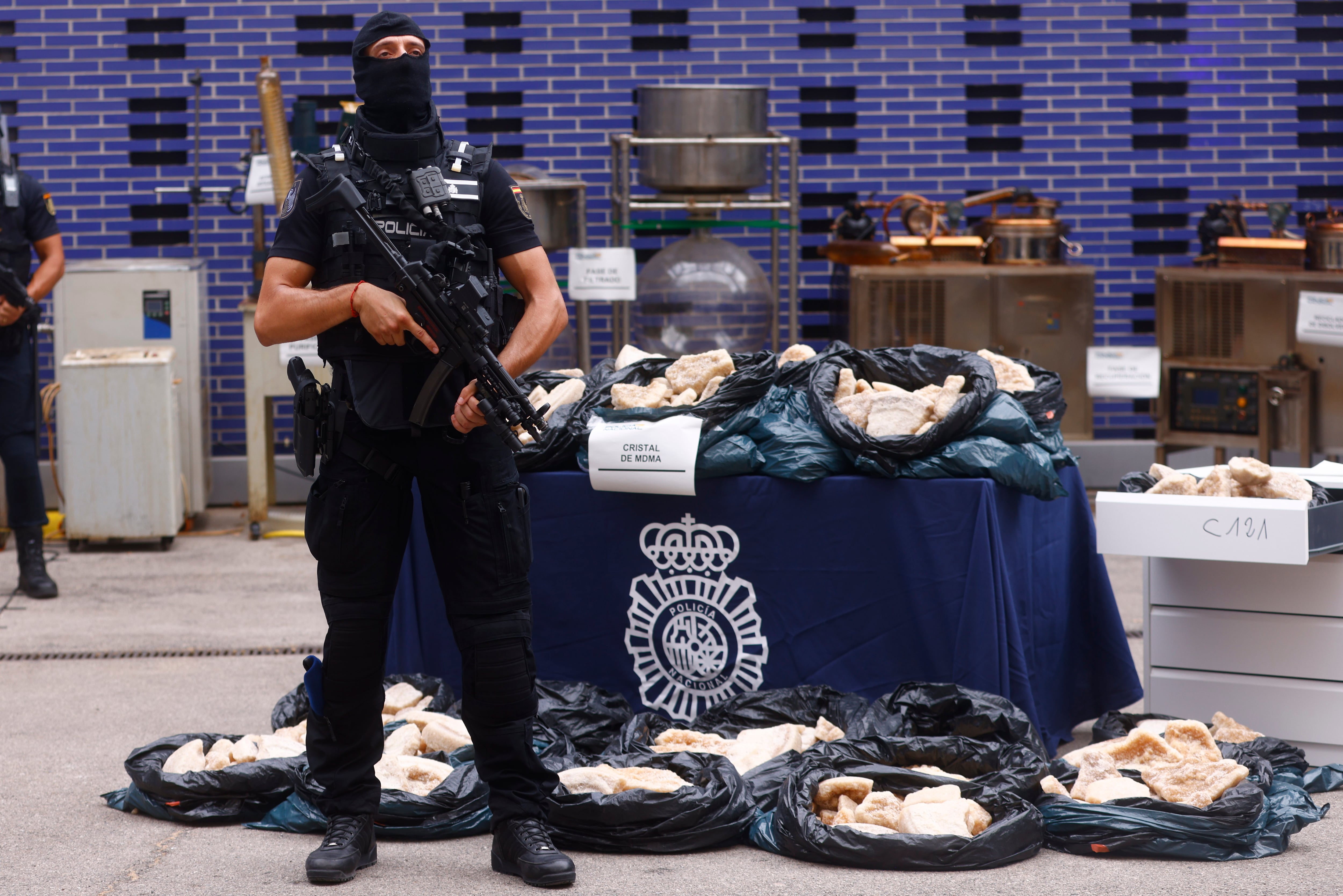 La Policía Nacional expone en la comisaría de la Verneda de Barcelona algunos de los sacos de MDMA incautados en Amposta (Tarragona) en el mayor desmantelamiento de un laboratorio de esta droga sintética en España.