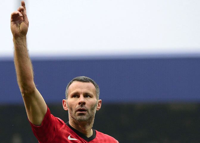 Giggs celebra un gol