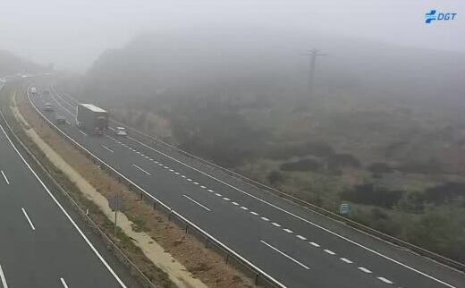 Imagen de la autovía A-7 a su paso por Murcia durante el episodio de niebla de este martes. Imagen captada por una de las cámaras de la DGT