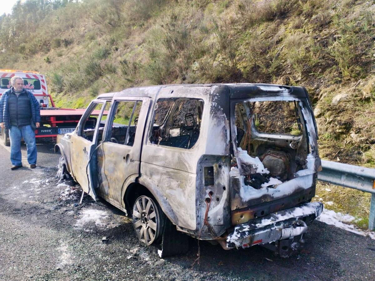 Arde un vehículo en la A-52, en Melón