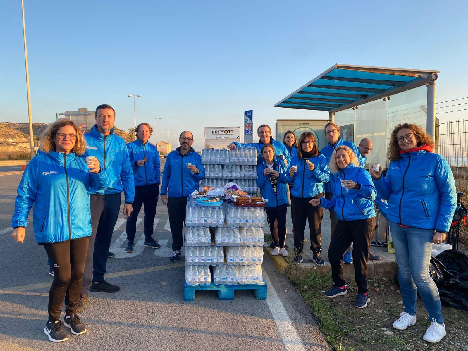 Equipo de voluntarios del avituallamiento del kilómetro 5