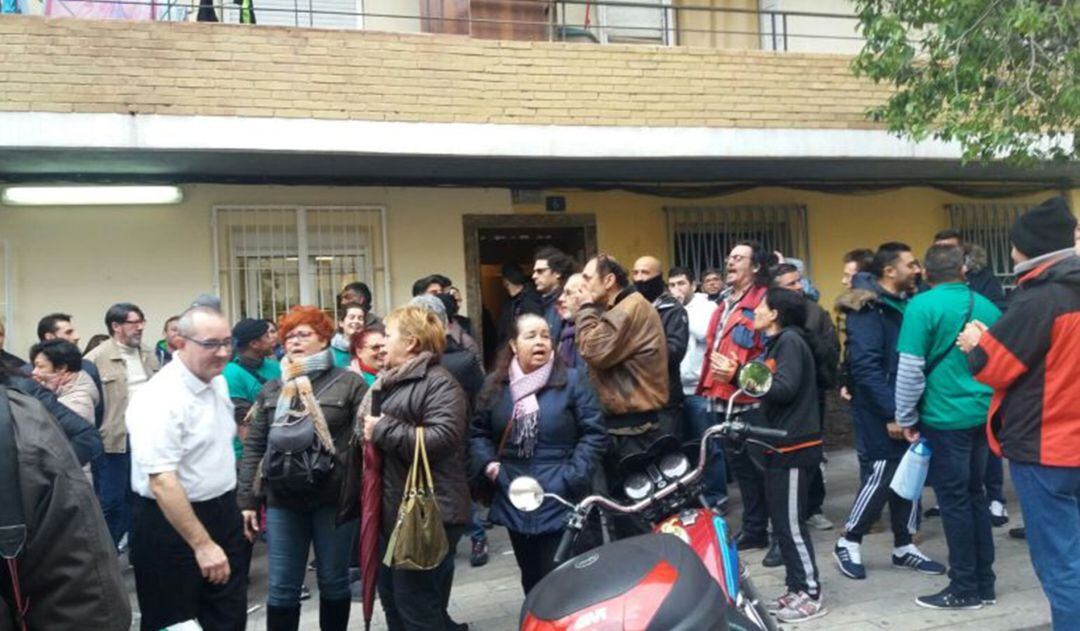Imagen de archivo de una concentración ante un desahucio en la ciudad de Alicante