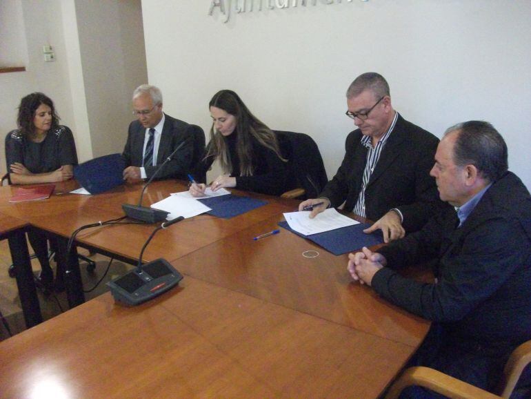 La concejala de Sanidad y el director del Hospital del Vinalopó han firmado el acuerdo