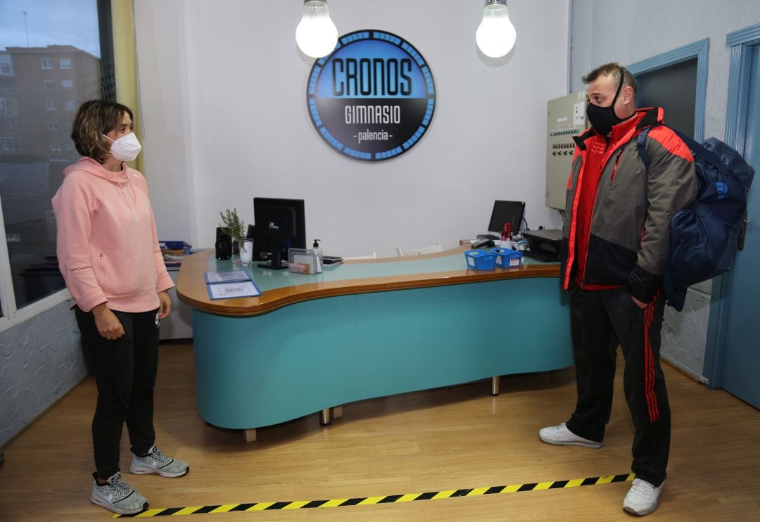 Aurora, propietaria del gimnasio habla con un usuario