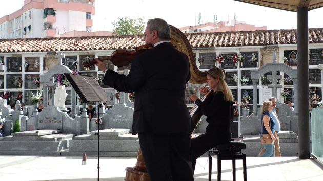 Músicos de la Orquesta de Córdoba en el Cementerio de San Rafael