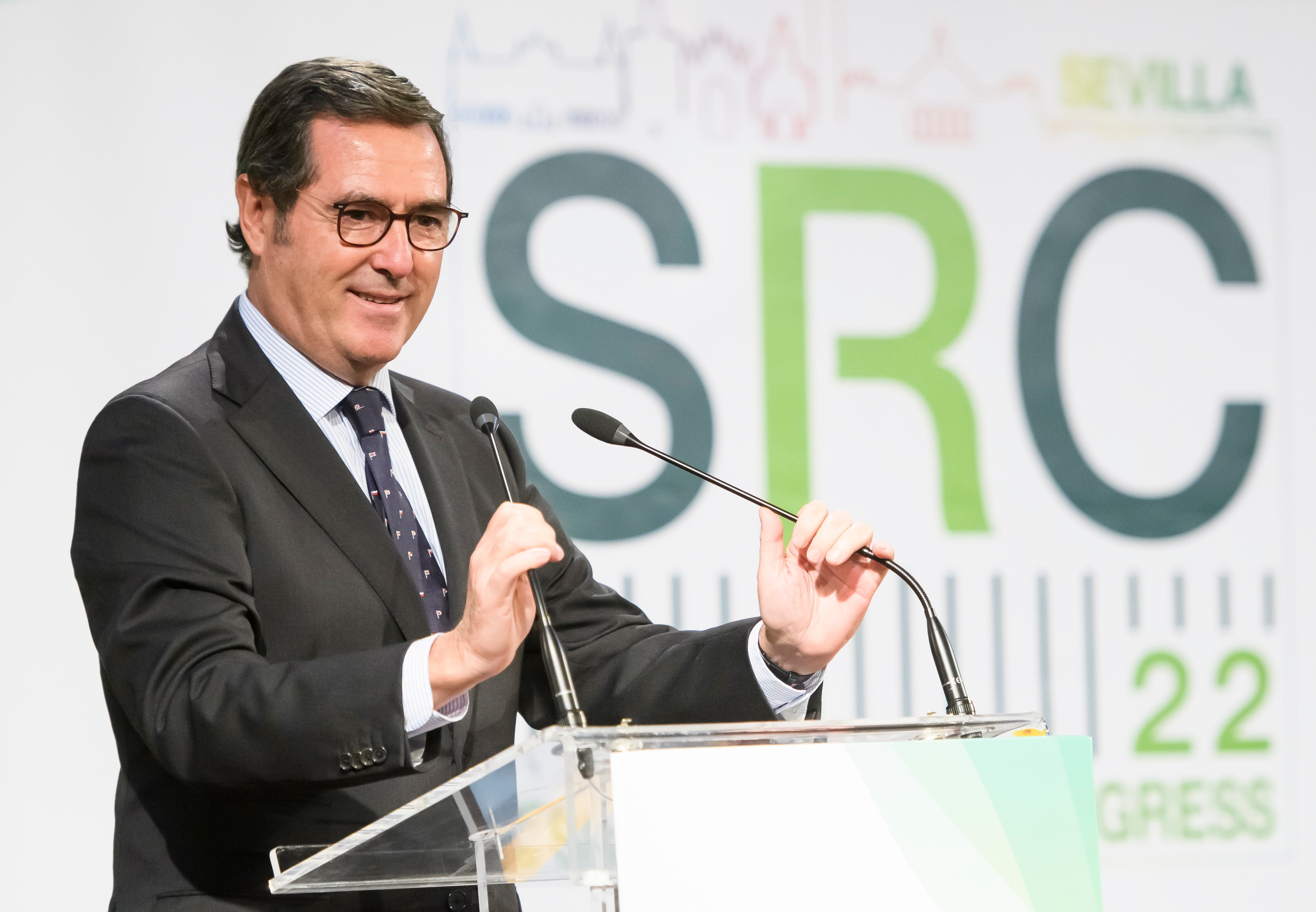 SEVILLA, 27/09/2022.- El presidente de la CEOE, Antonio Garamendi, durante su intervención en el congreso anual Spain Retail Congress, donde en declaraciones a los medios ha dicho que considera un &quot;error&quot; la decisión del Gobierno de incorporar un nuevo impuesto a las grandes fortunas, que ha achacado a la decisión del Gobierno andaluz de eliminar el impuesto de patrimonio, y ha animado a otras comunidades a que hagan lo mismo, este martes en Sevilla. EFE/ Raúl Caro.
