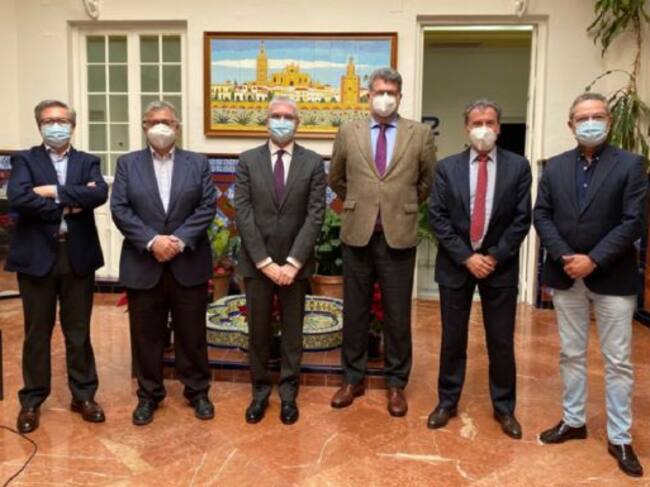 Ildefonso Vergara, Antonio Yélamo, Isaías Táboas, Ángel Faus, Francisco Arteaga y Salomón Hachuel en el patio de Radio Sevilla