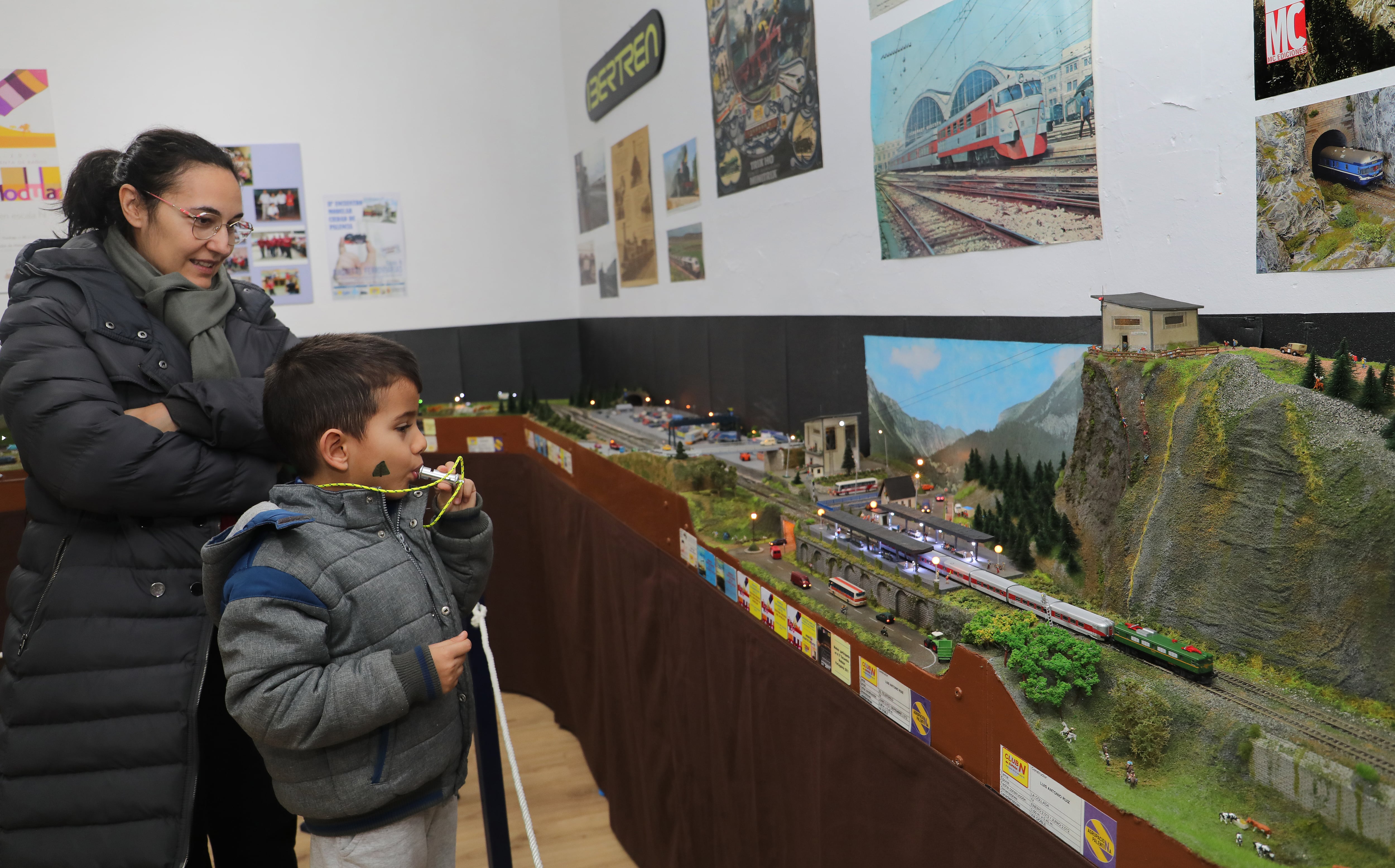 La Agrupación Palentina Club N de España expone una maqueta de 20 metros con diversos trenes y paisajes inspirados en Tierra de Campos y la Montaña