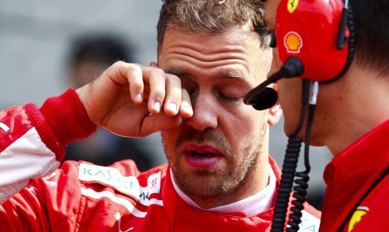 Vettel charla con un mecánico justo antes de empezar el GP de China