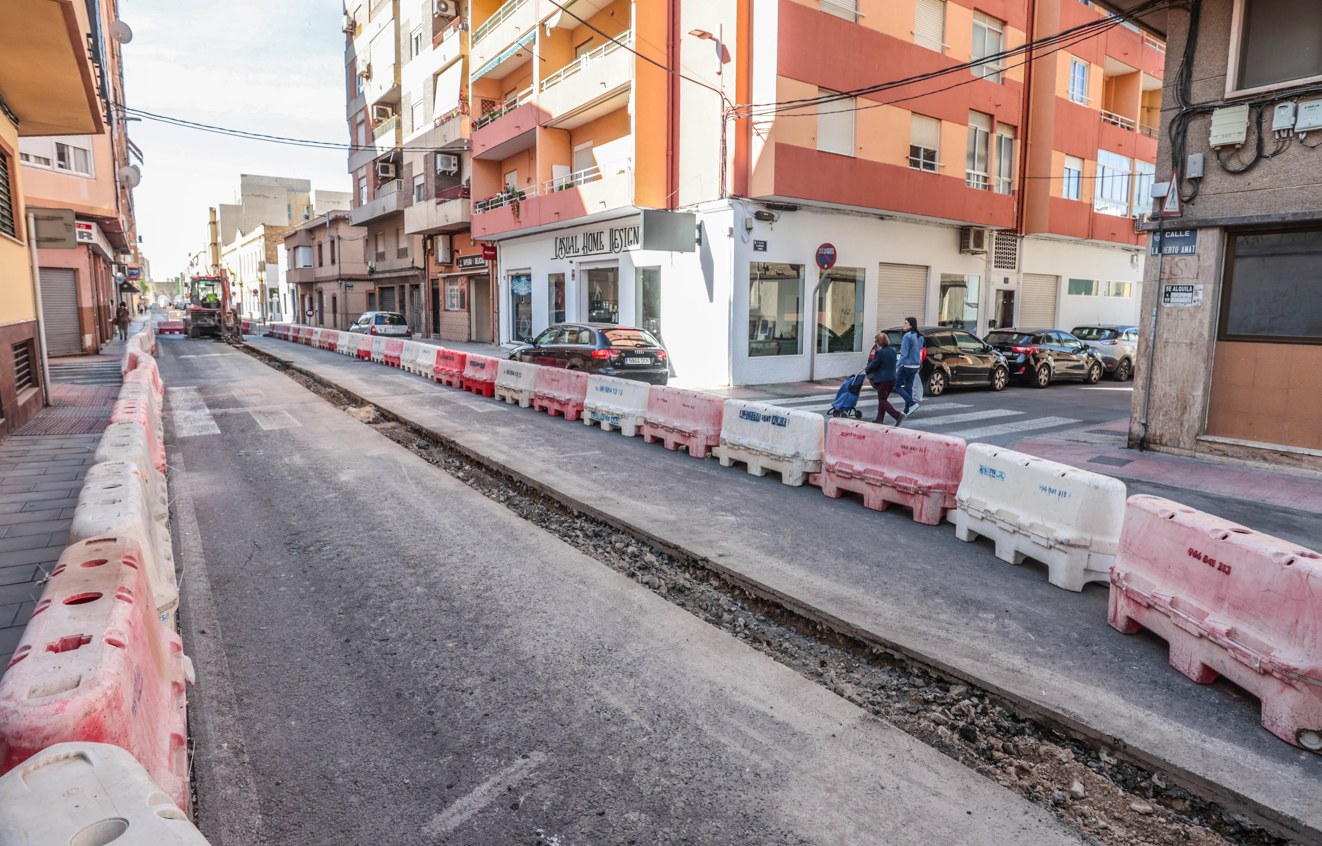 En estos momentos uno de los sentidos de circulación de la calle Lamberto Amat se encuentra cerrada al tráfico