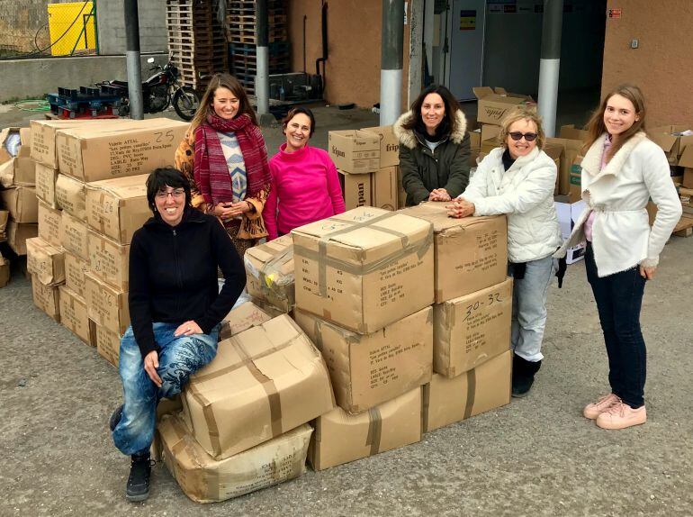 Las voluntarias durante la preparación del envío