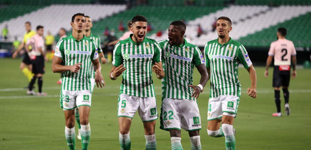Marc Bartra celebra su gol ante el Espanyol