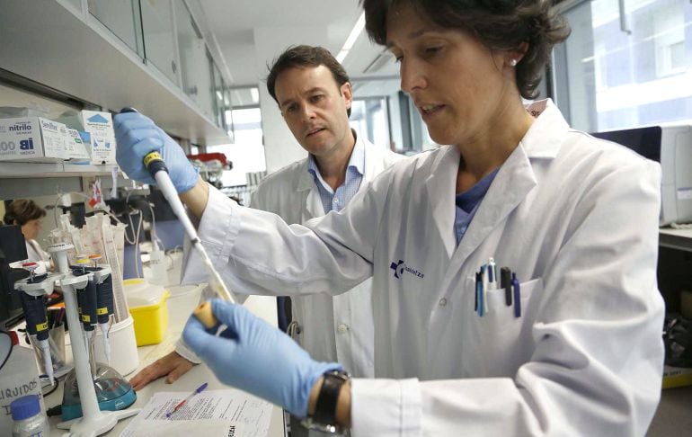 Javier Ruiz y Ana Gorostidi en los laboratorios del Hospital Universitario de San Sebastián.