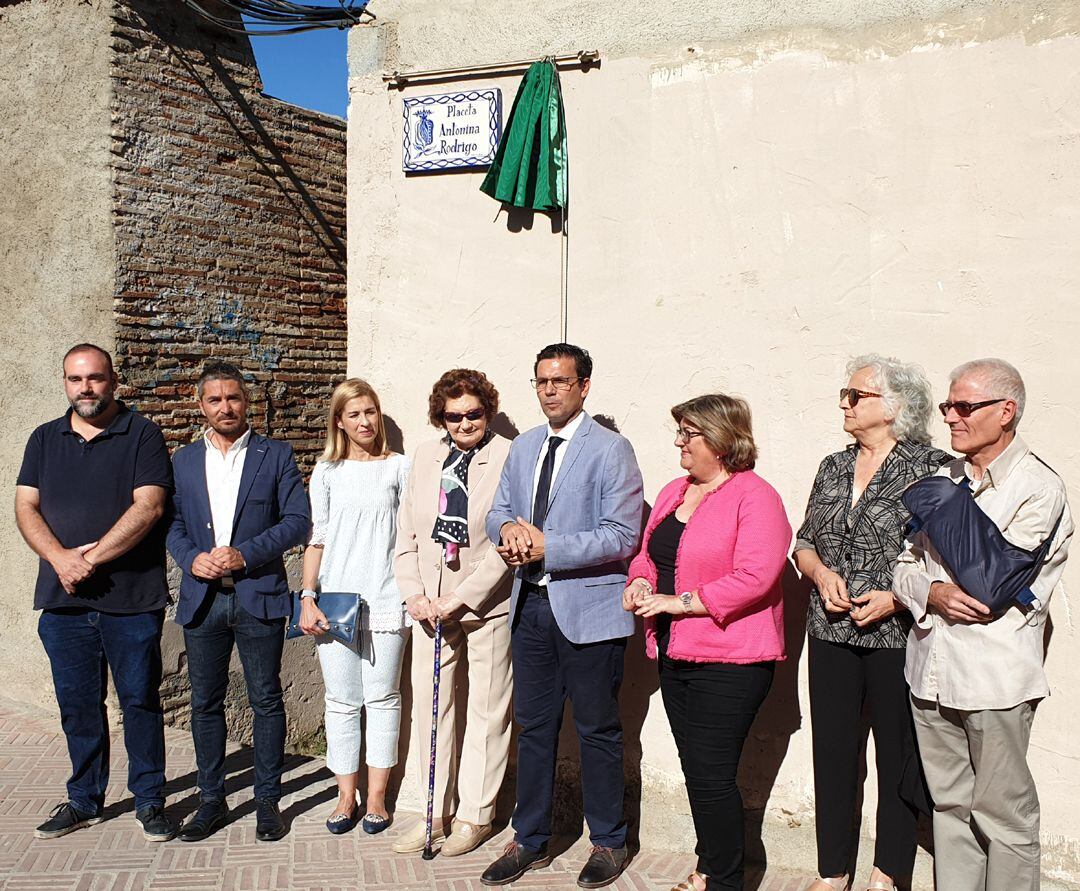 Antonina Rodrigo, en el centro, junto al alcalde de Granada, concejales del Ayuntamiento y representantes de la Asociación de Vecinos del Bajo Albayzín (que propuso la plaza en su honor) en el descrubrimiento de la placa que le da nombre