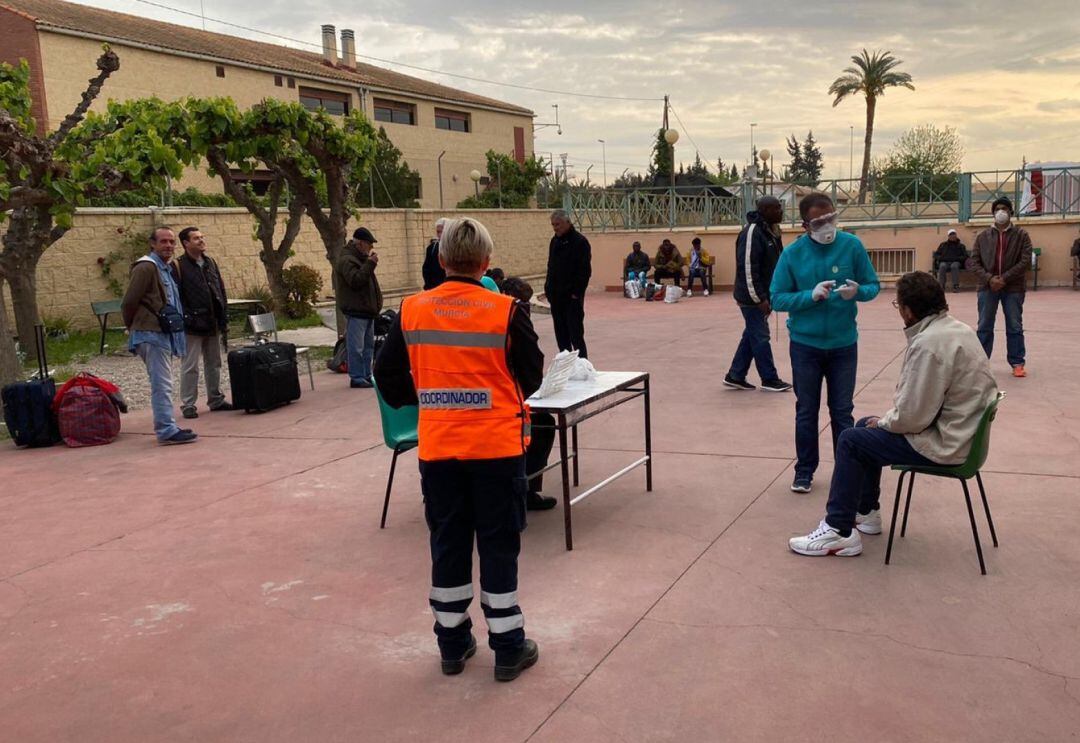 Los sanitarios hacen pruebas médicas a las personas sin hogar recogidas 