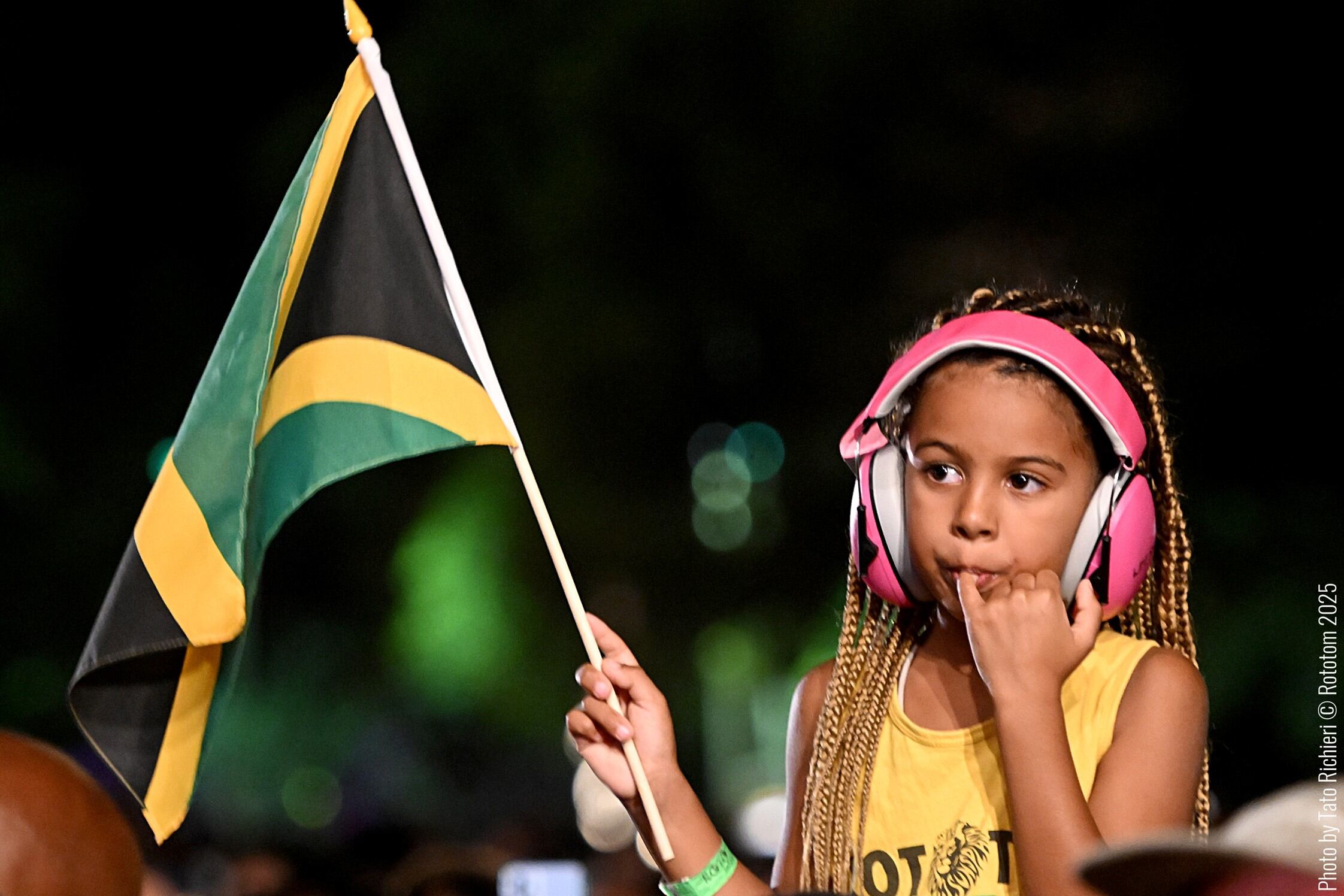 Una niña con una bandera de Jamaica en el Rototom Sunsplash de Benicàssim.