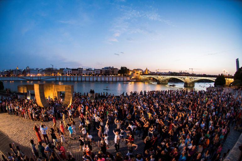  La XX Bienal del Flamenco de Sevilla ha arrancado esta noche con el pregón de Tomás de Perrate y un flashmob con coreografía de José Galán en el muelle de La Sal de Sevilla. 