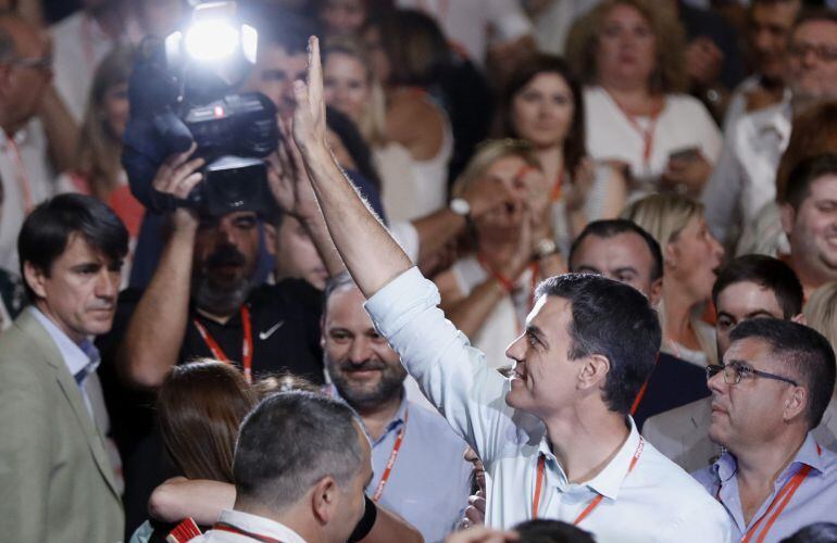 El líder del PSOE, Pedro Sánchez, aclamado a su llegada al 39 congreso federal de los socialistas