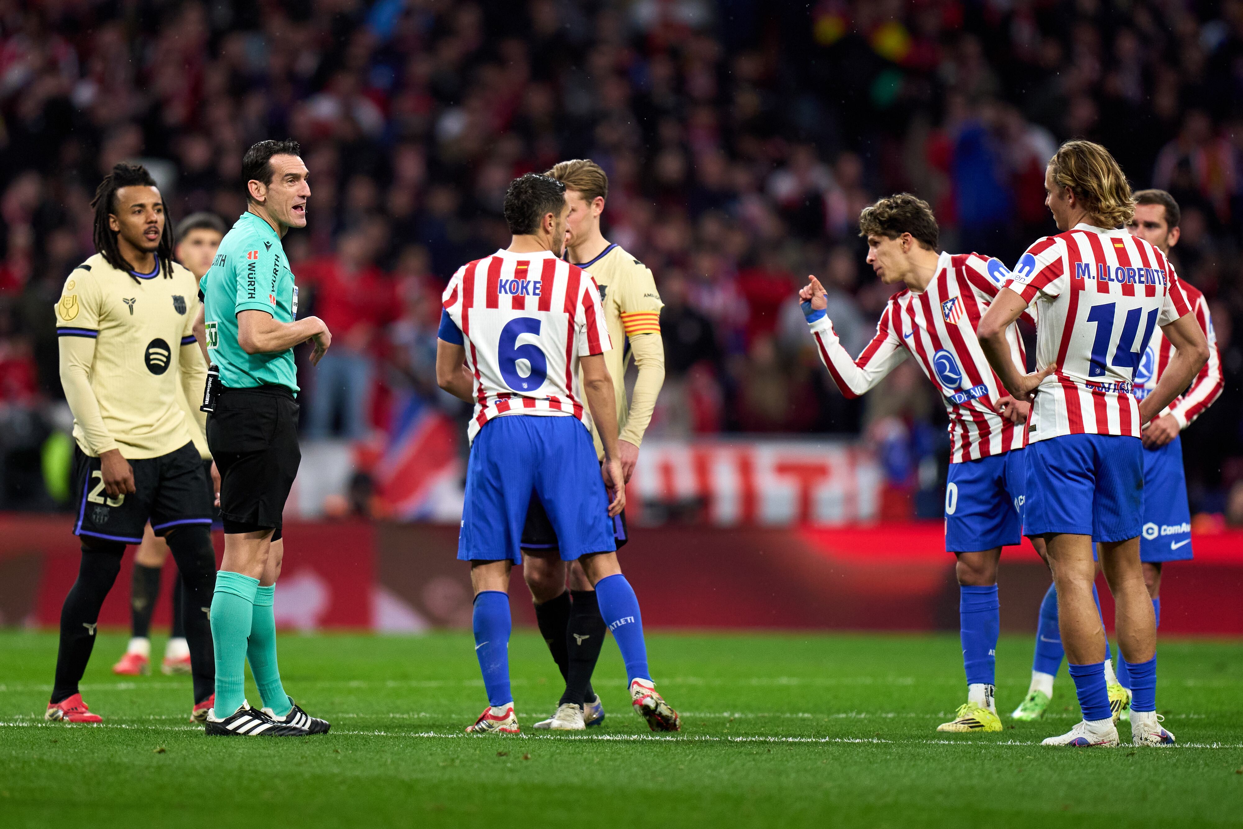 Martínez Munuera durante el encuentro entre Atlético de Madrid y Barça