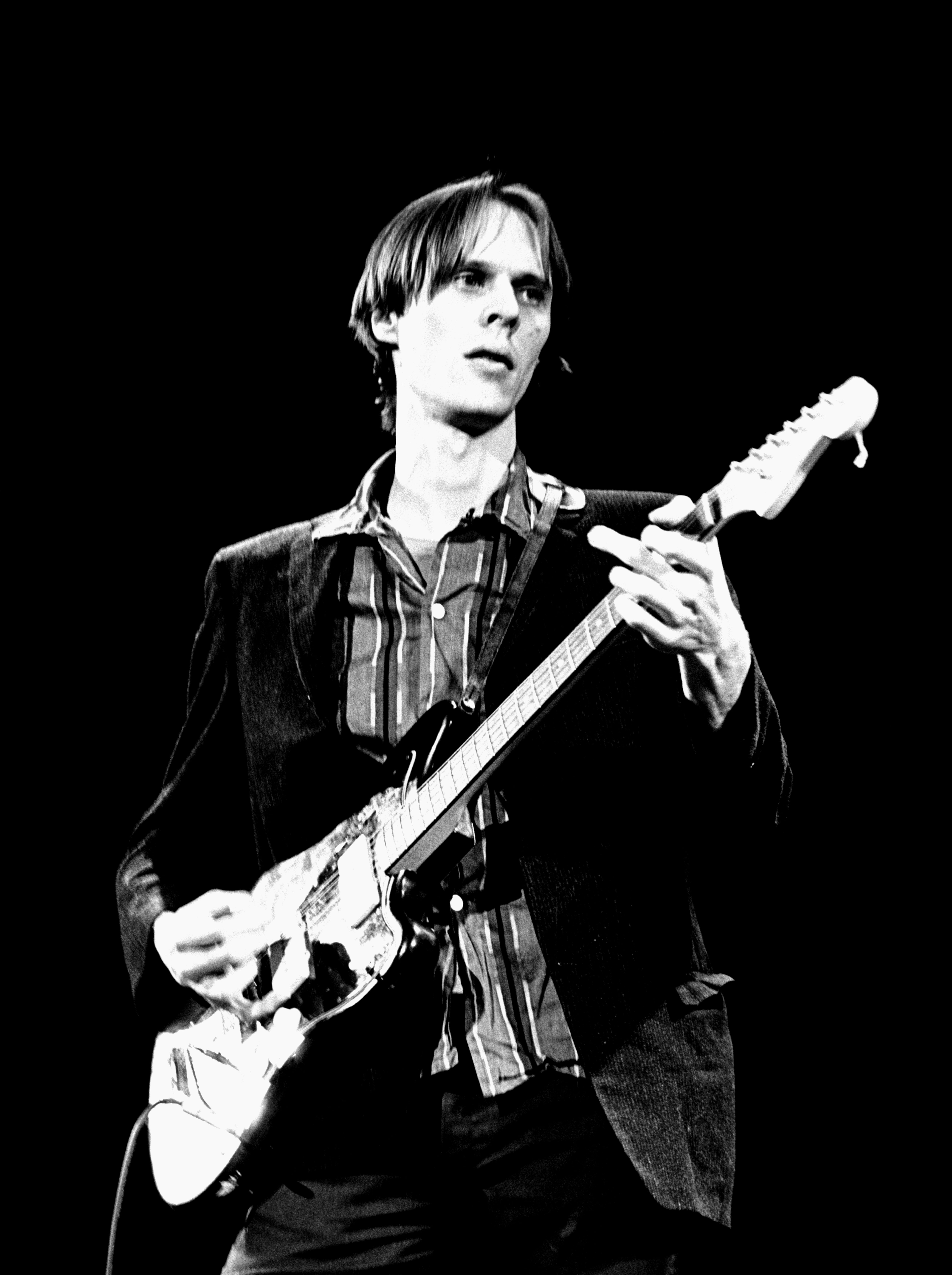 Tom Verlaine actuando en 1978 en Londres