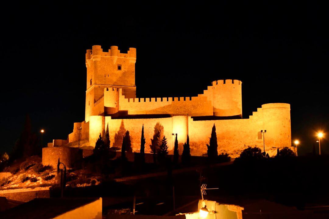 Imagen nocturna del Castillo de Villena