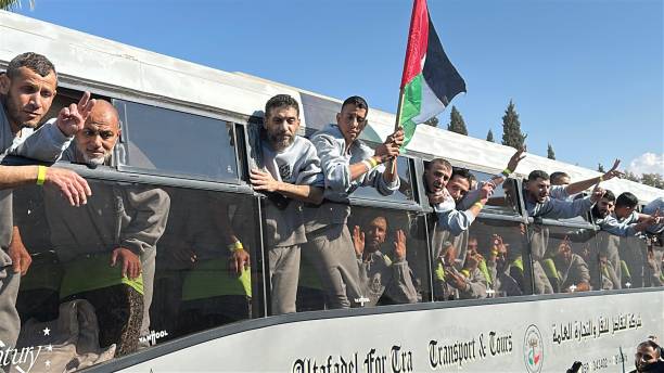 Prisioneros palestinos llegan en el autobús de Cruz Roja a Ramala