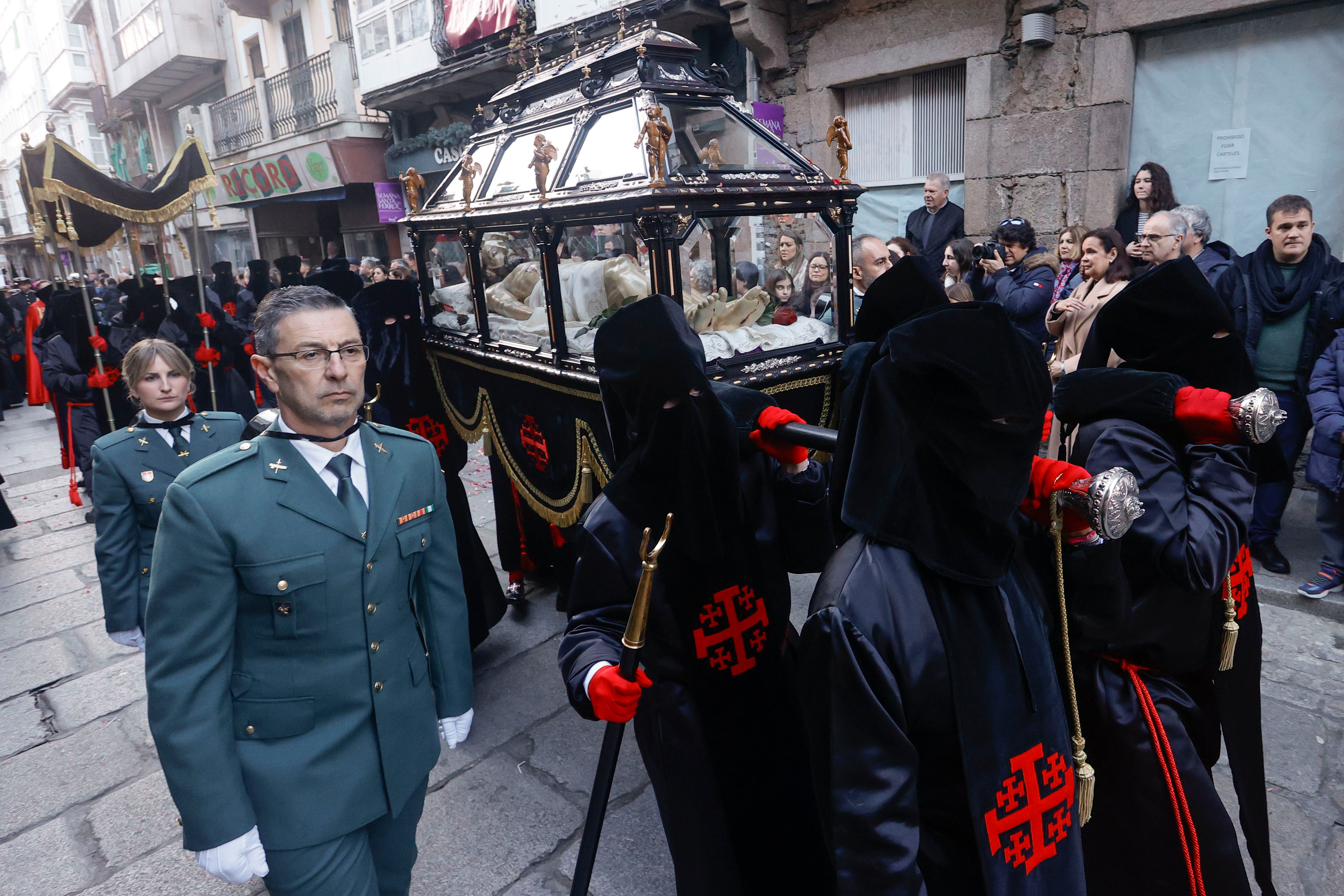 FERROL, 29/03/2024.- El Santo Entierro celebra este viernes el Desenclavo en San Julián y sale en procesión con la tradicional Urna del Santo Entierro, acto que preside el presidente de la Xunta de Galicia en funciones, Alfonso Rueda.- EFE/ Kiko Delgado.