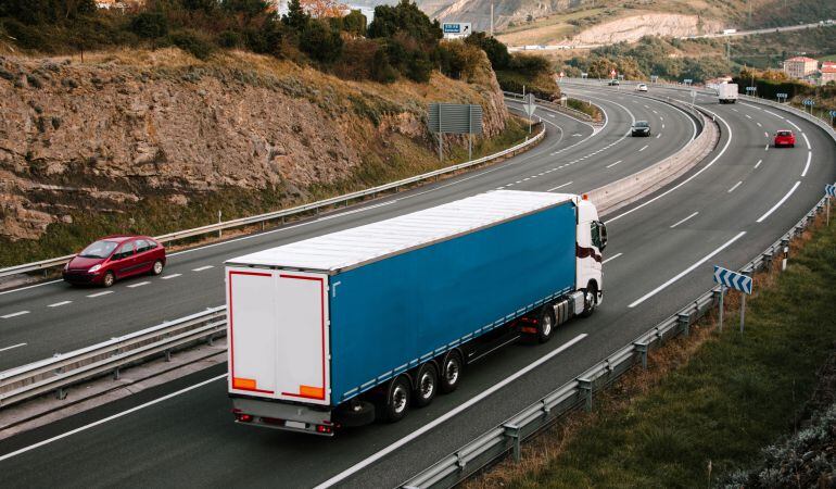 Mujer al volante de un camión, ¿por qué no?