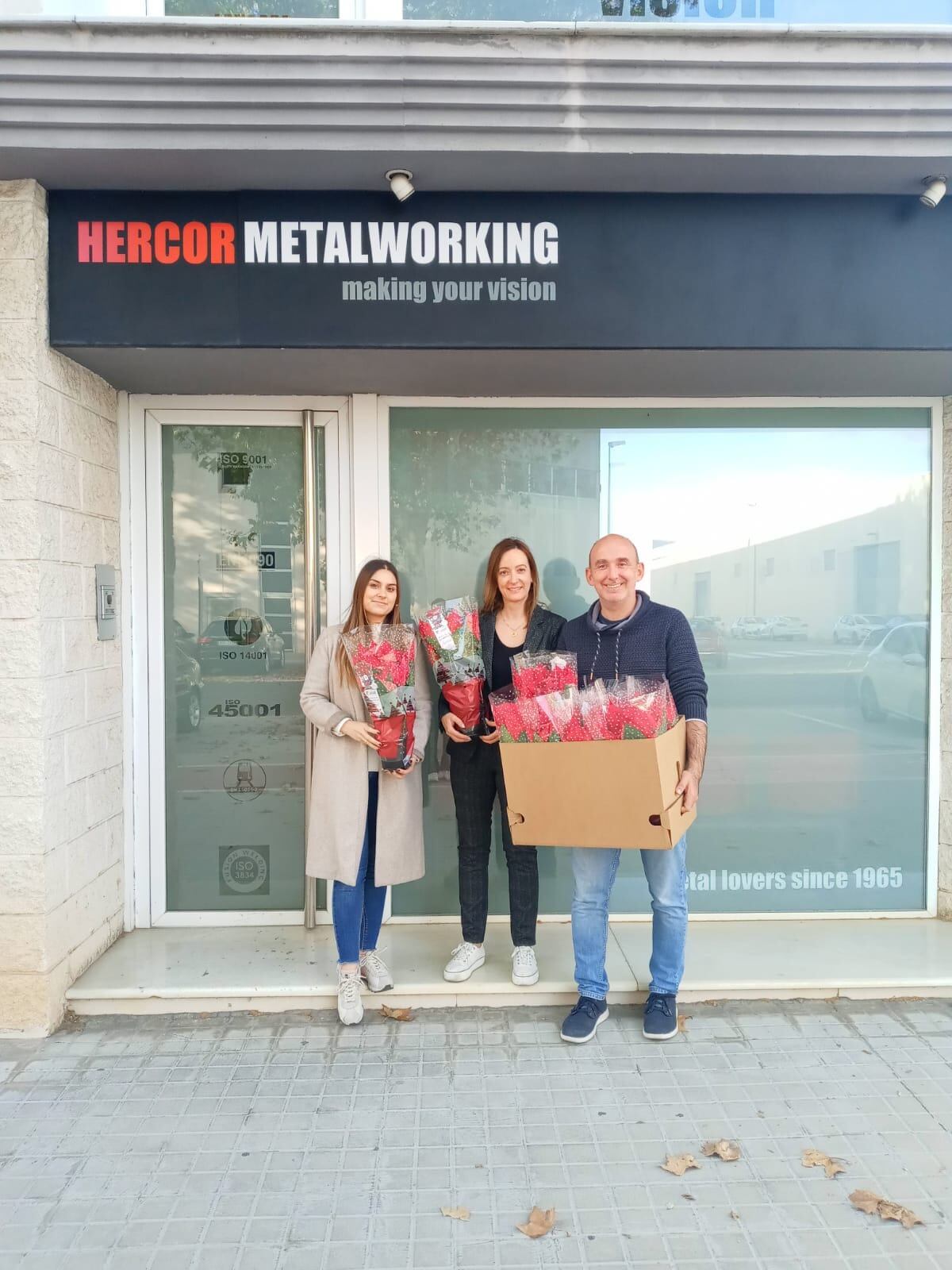 Entrega de plantas en una empresa de Alzira