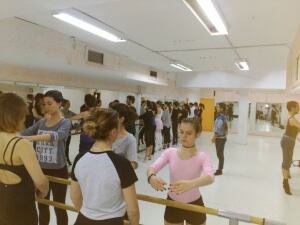 Cristian, profesor de 'Factory Ballet' impartiendo clase en una de las salas de la escuela, en Madrid
