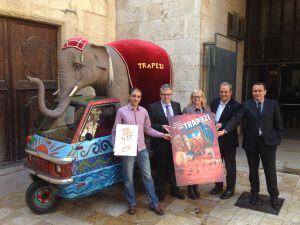 A l'esquerra, Jordi Gaspart, director artístic del Trapezi, acompanyat dels responsables polítics de les administracions participants.
