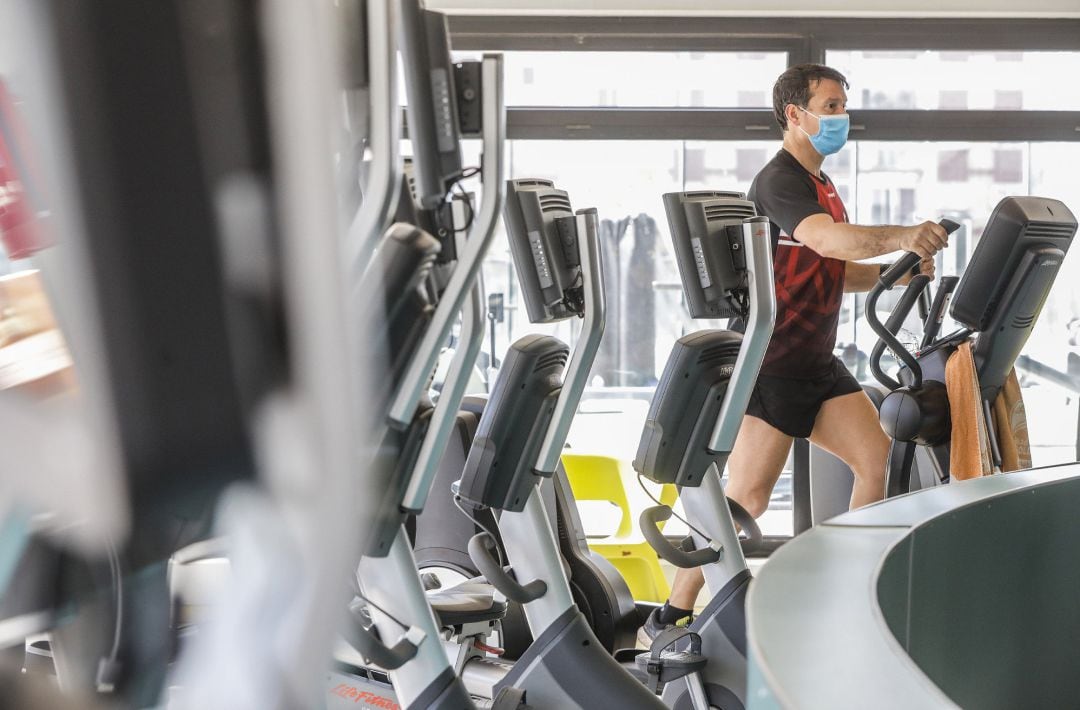 Un hombre realiza deporte en un gimnasio