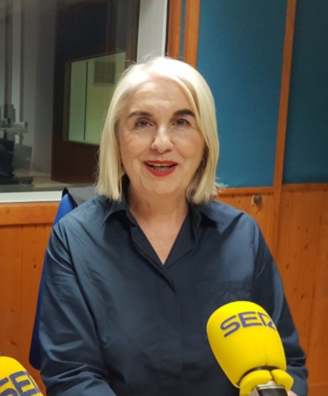 Carmen Sánchez Morán en los estudios de la Cadena SER.