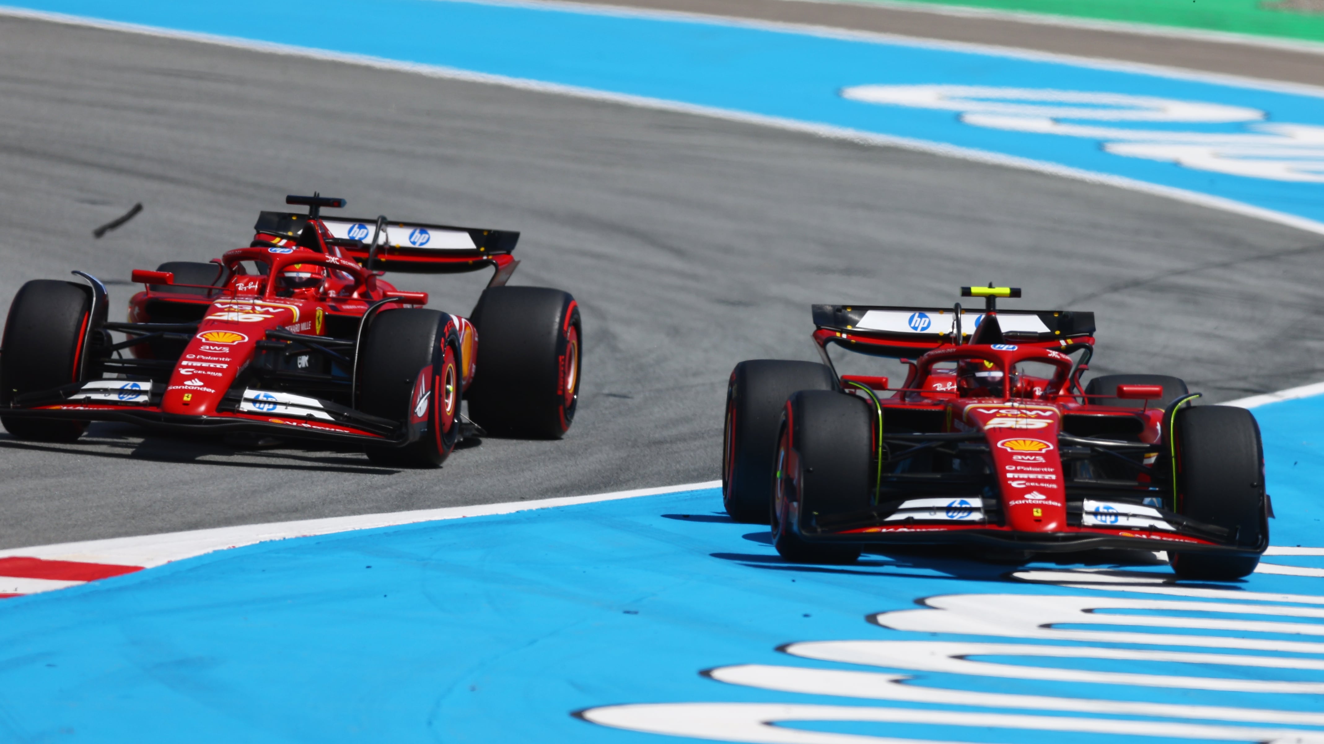 Carlos Sainz sale de pista tras tocar con Charles Leclerc en el GP de España