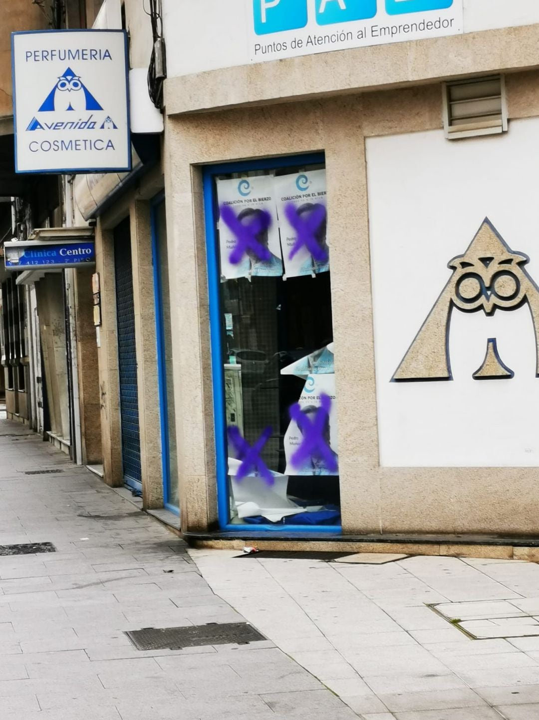 Los carteles habían quedado en un establecimiento de la avenida de Valdés en Ponferrada