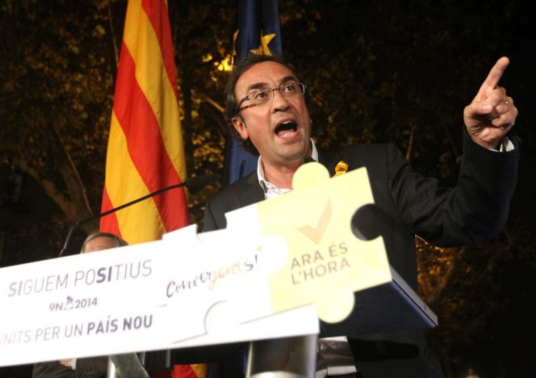 GRA472. BARCELONA, 29/10/2014.- El coordinador general de CDC, Josep Rull, durante el acto central de pegada de carteles de cara al proceso participativo del 9N celebrado esta noche en Barcelona. EFE/Toni Garriga