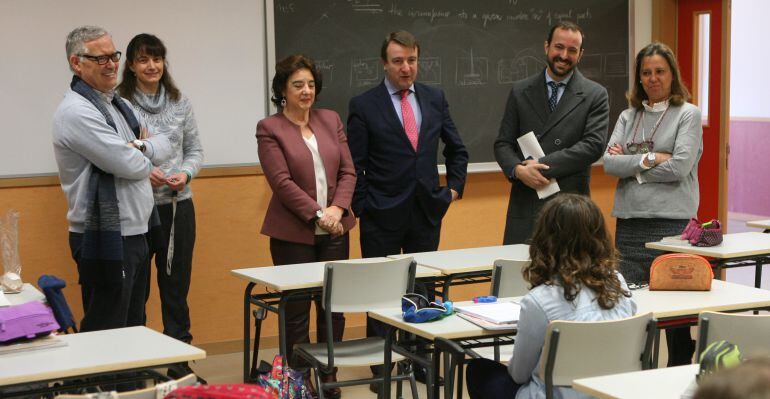 La viceconsejera durante su visita al instituto