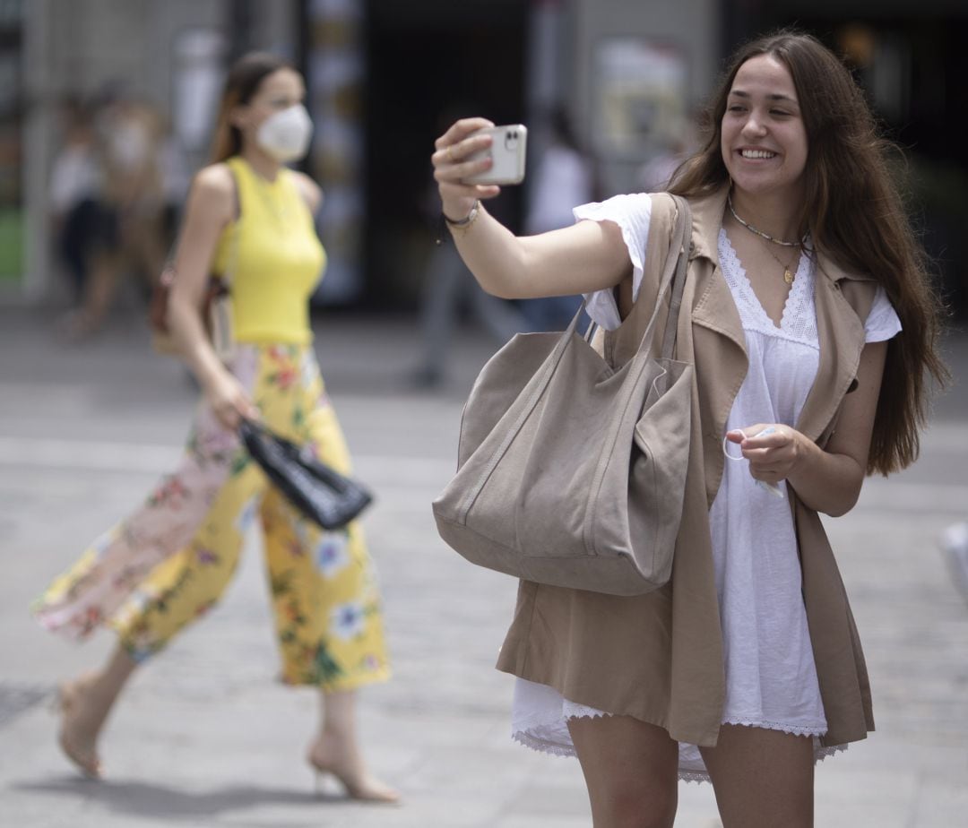 Una mujer se echa un selfie sin mascarilla.