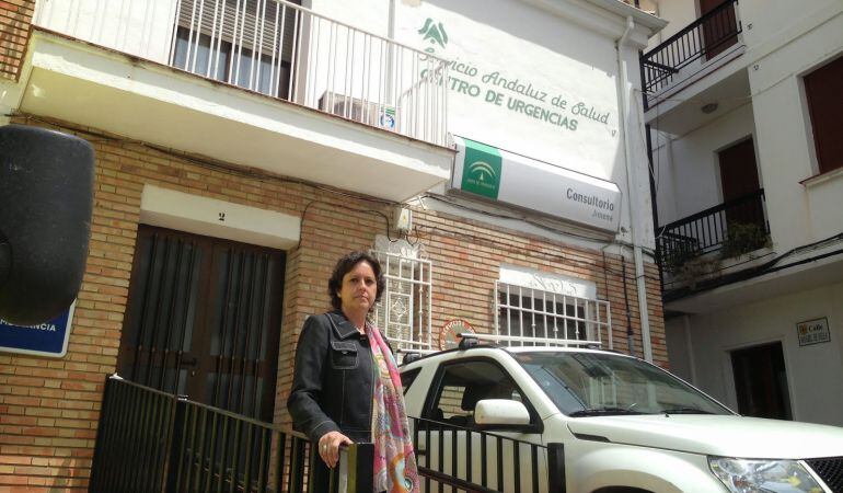 La parlamentaria Catalina García (PP) frente al consultorio médico de Jimena