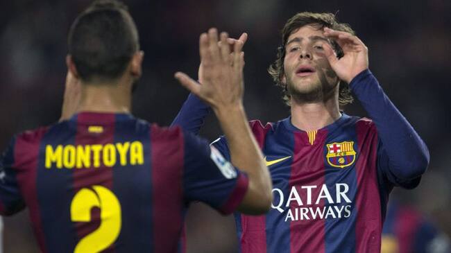 Sergio Roberto celebra su gol, tercero del equipo, con Montoya