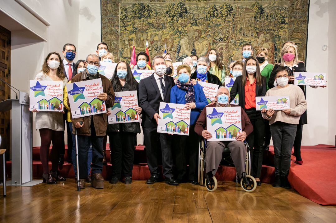 El presidente de Castilla-La Mancha, Emiliano García-Page, presenta, en el Palacio de Fuensalida, una nueva edición de la campaña ‘Navidad en compañía. Ningún mayor solo 2021’ 