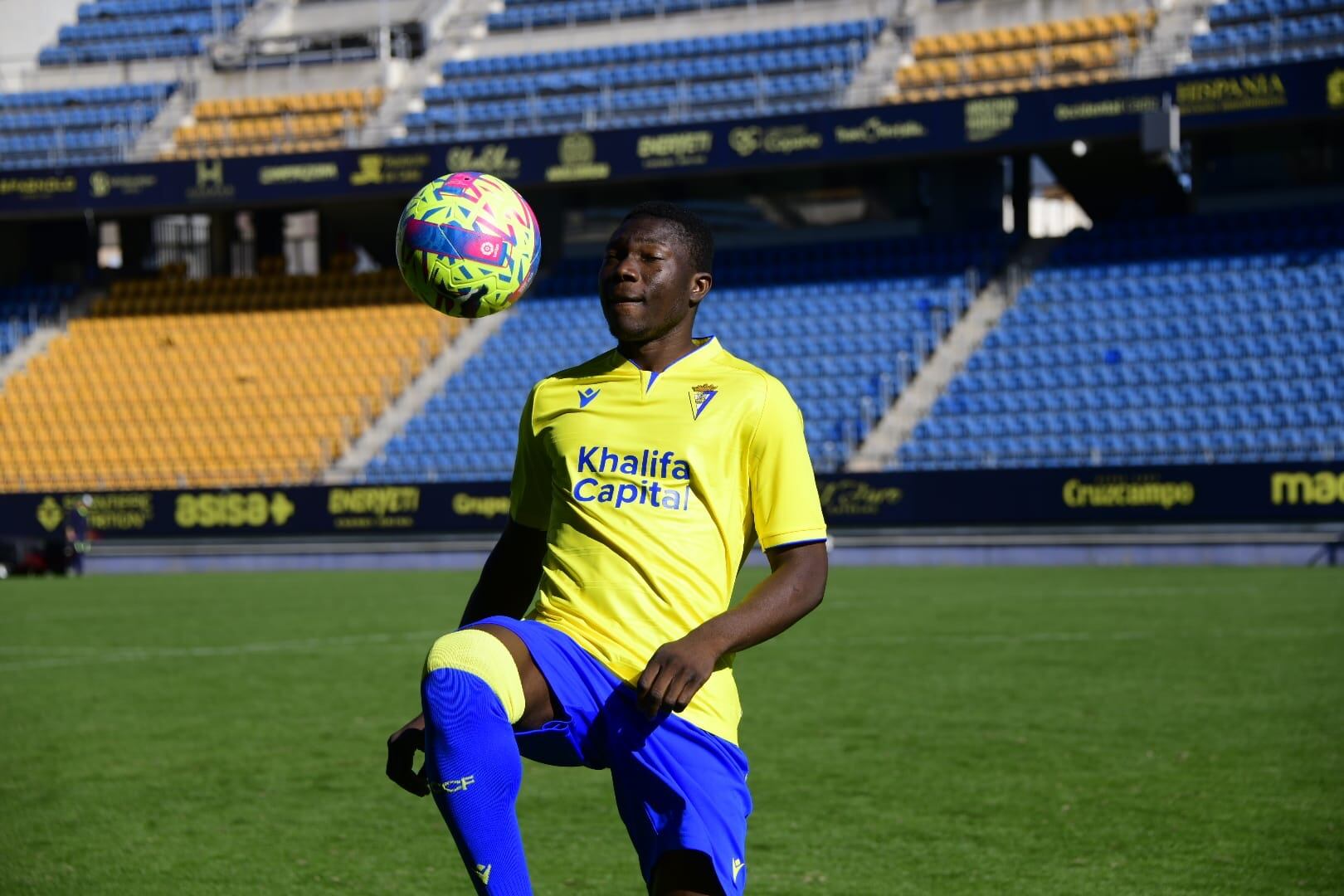 Diarra en el césped del Nuevo Mirandilla en su presentación con el Cádiz CF