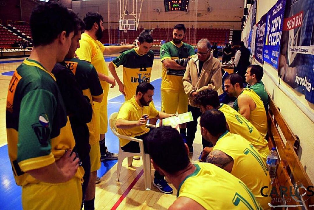 Sergio Badillo da instrucciones a los jugadores del senior masculino