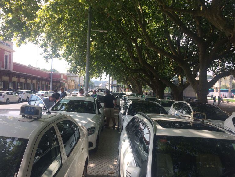 Decenas de taxis concentrados frente a la estación de tren y de autobuses.