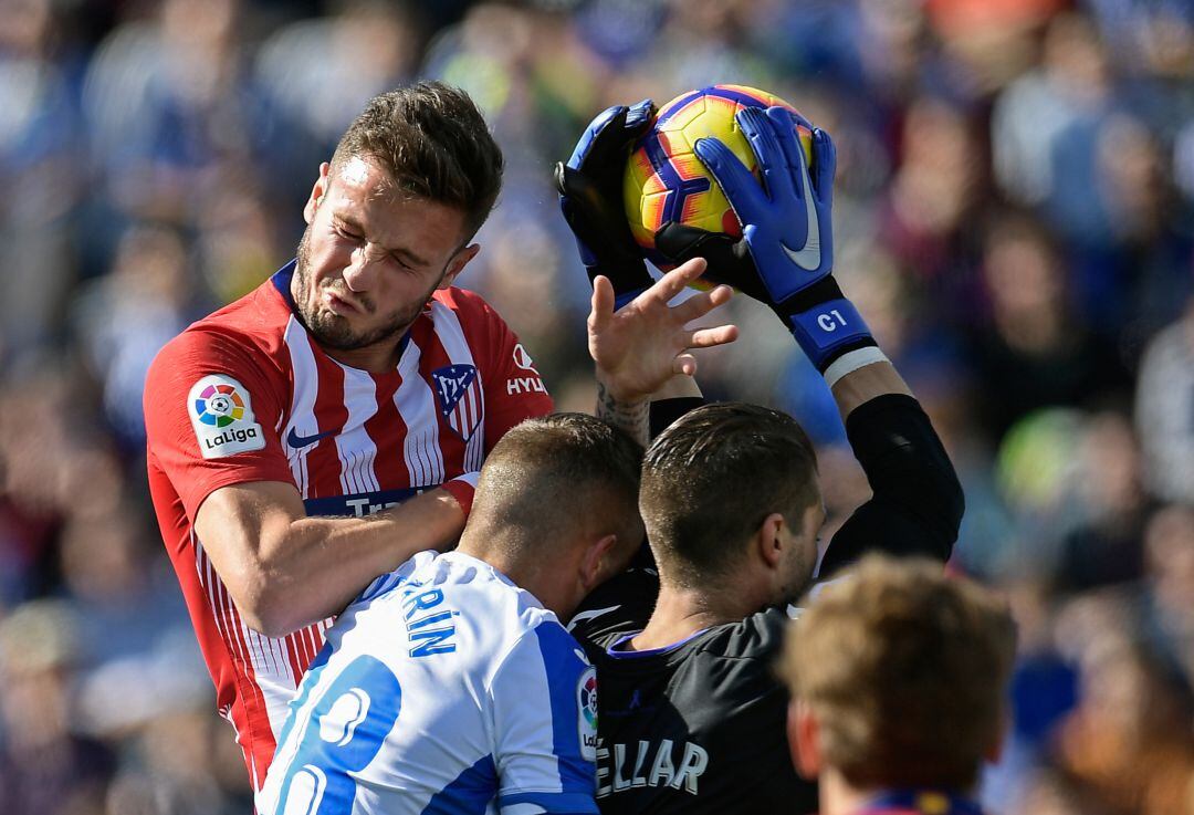 Cuellar atrapa el balón en pugna con Saúl Ñíguez durante el partido de la pasada temporada en Butarque.