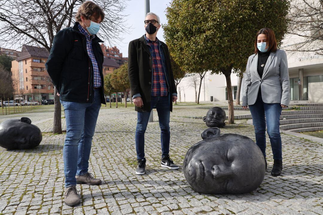 El alcalde de Fuenlabrada, Javier Ayala, (i) y la concejala coordinadora del Área Covid, Mónica Sebastián, (d) junto al escultor y pintor Samuel Salcedo en la inauguración, este miércoles, de la exposición 'Rollin’s Stones'