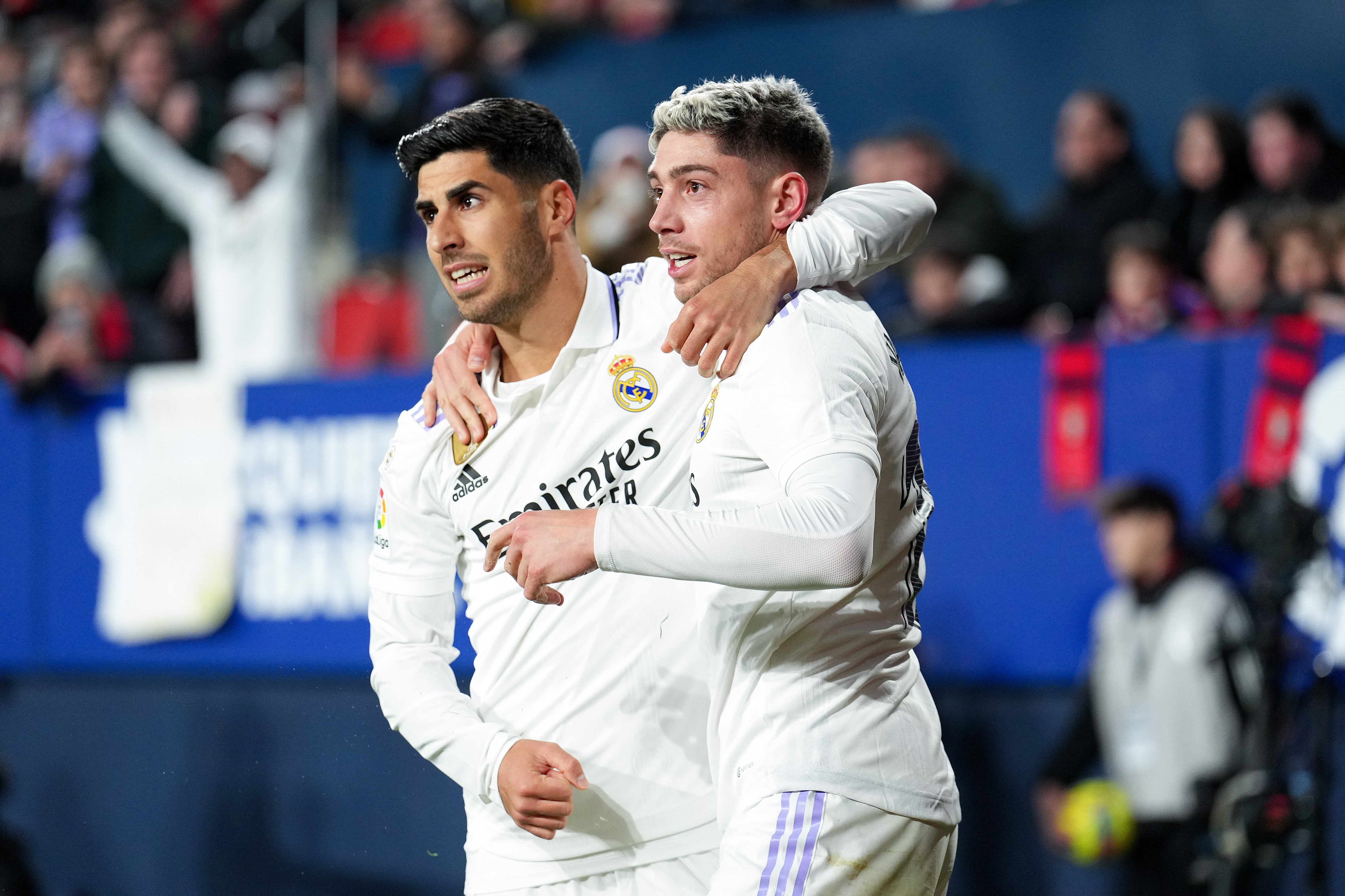 Asensio y Valverde abrazados tras el segundo tanto del partido.