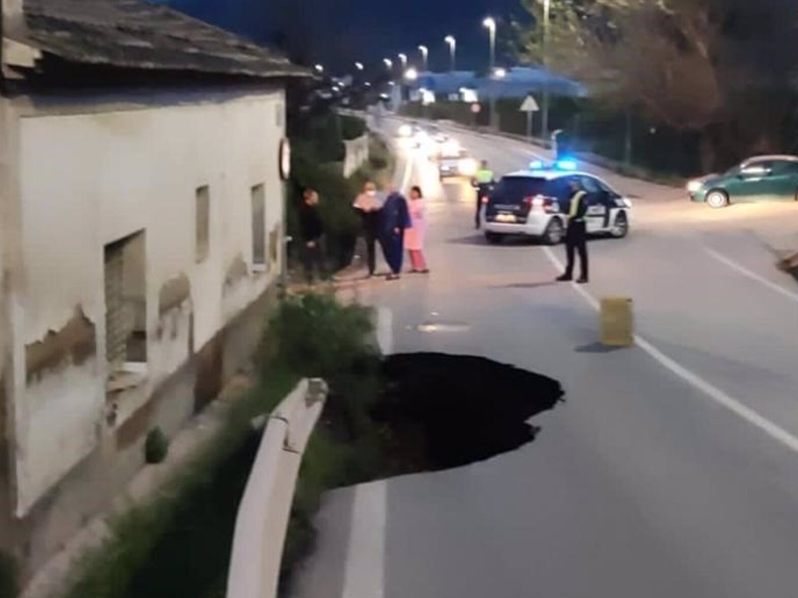 Aparece un socavón en la carretera que une las pedanías Los Dolores y Los Garres en Murcia
