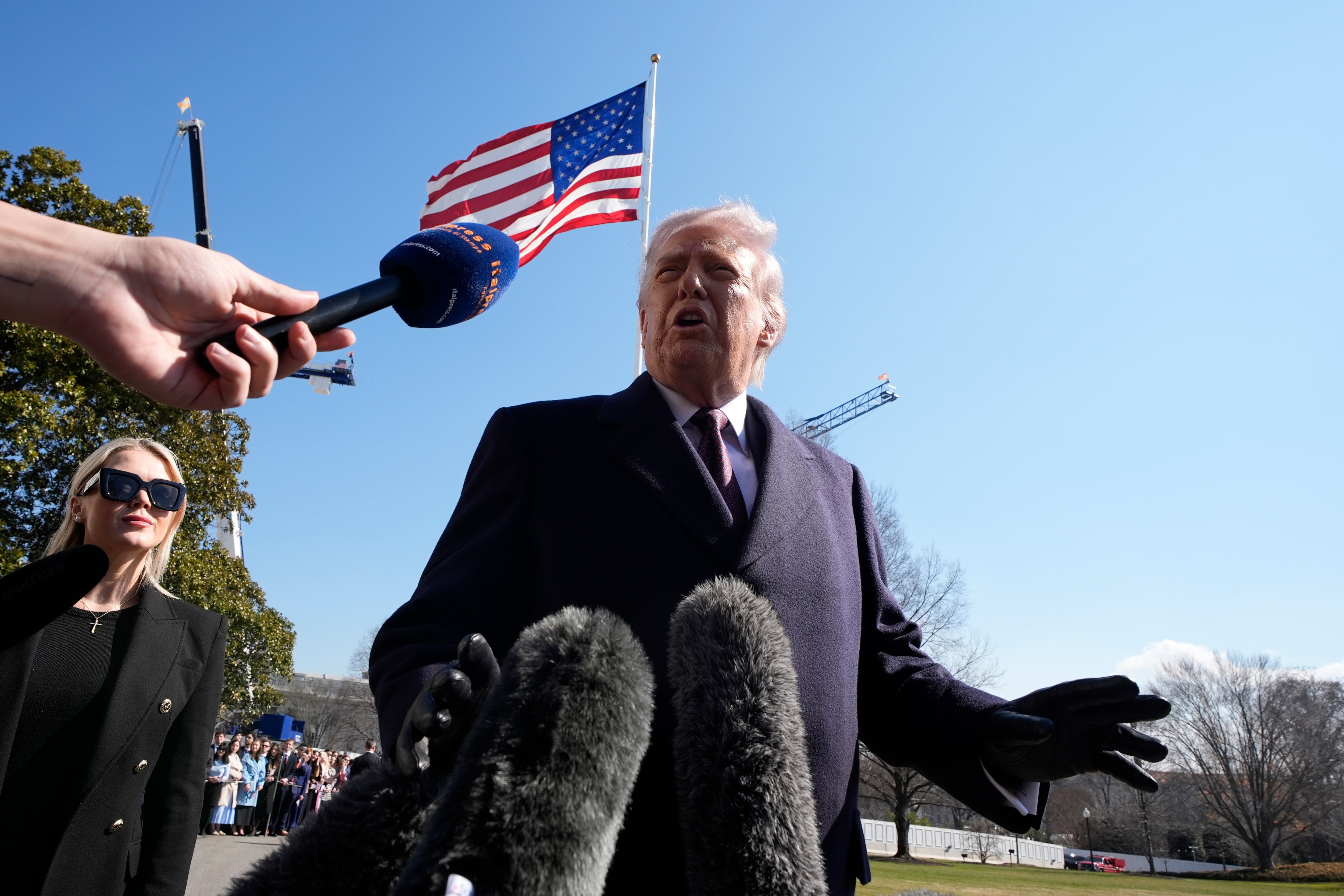 Donald Trump habla con los medios a su salida de la Casa Blanca